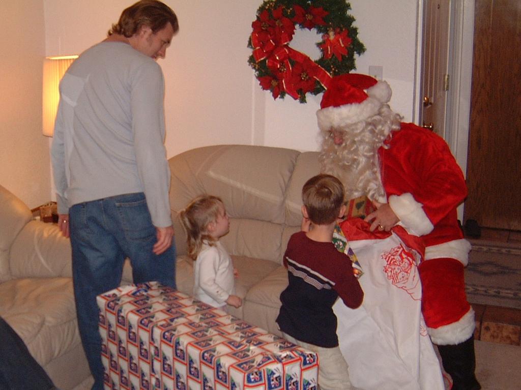 2003/12(Dec)/02-Christmas Eve/1024x768_2003-12-24-20-Santa-Arrives.JPG
